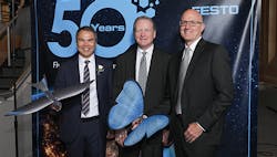 1663606563401 Franknotzbillgerbigmarksnydertakephotowithfestoflyingrobot 1663606563401 Franknotzbillgerbigmarksnydertakephotowithfestoflyingrobot