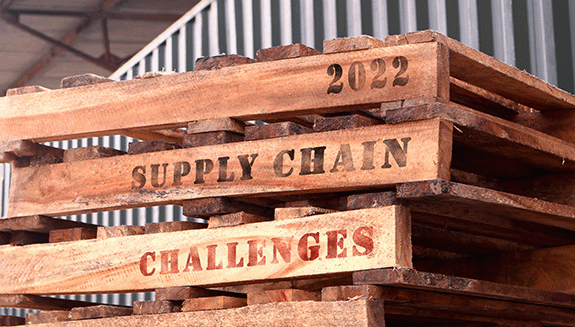 1663606653391 Stackofthreeshippingpalletswith2022supplychainchallengeswrittenonthesides