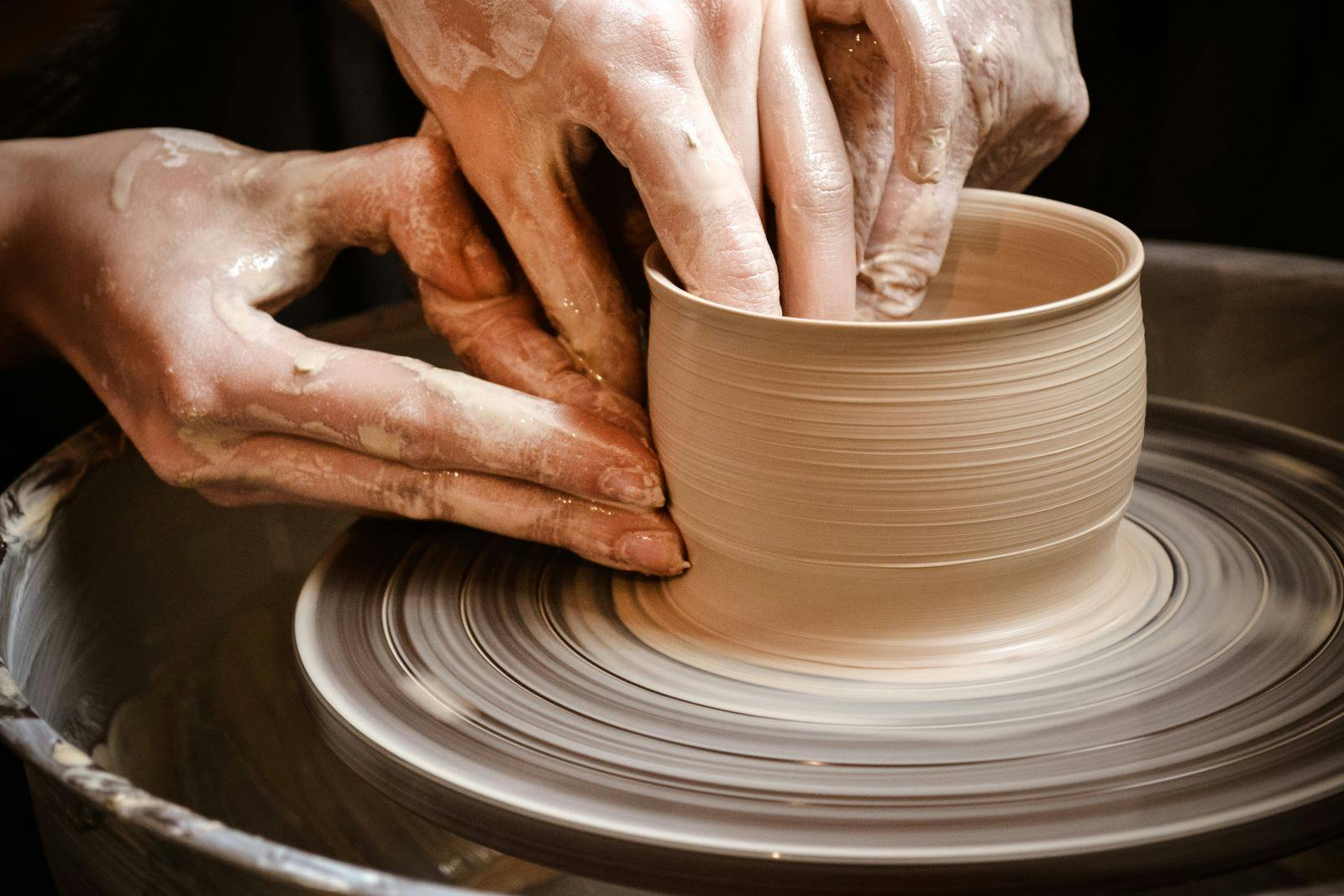 Master class on modeling of clay on a potter's wheel In the pottery workshop