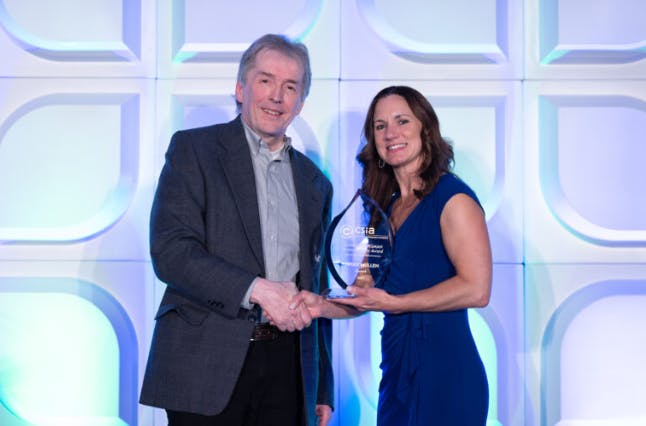 Becca Johnson, operational excellence professional at A&E Engineering, presents CSIA&rsquo;s 2025 Charlie Bergman &ldquo;Remember Me&rdquo; award to Brian Mullen, management consultant at Exotek.