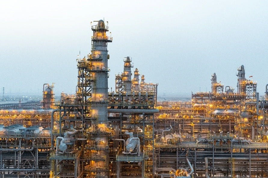 Figure 1: Aramco&rsquo;s Fadhili gas plant in Saudi Arabia implemented Yokogawa&rsquo;s autonomous-control AI agents based on Factorial Kernel Dynamic Policy Programming (FKDPP) reinforcement-learning, AI algorithm to directly and autonomously control and optimize acid gas removal (AGR) operations, and initially experienced 10-15% less amine and steam use, around 5% less power use, improved process stability, and decreased manual intervention.