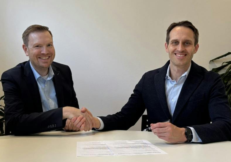 Stefan J&auml;ger of Siemens and Dr. Christian Hoffart of Sparepartsnow seal their companies&rsquo; partnership to expand access to Siemens&rsquo; refurbished automation products.