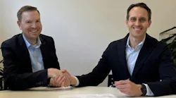 Stefan Jäger of Siemens and Dr. Christian Hoffart of Sparepartsnow seal their companies’ partnership to expand access to Siemens’ refurbished automation products.